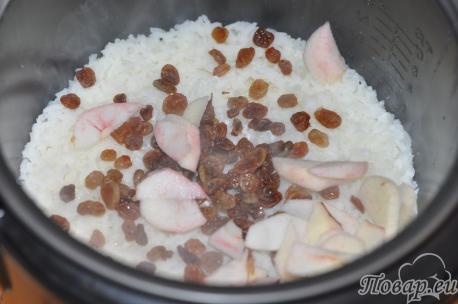 Каша рисовая с изюмом и яблоками в мультиварке: готовое блюдо