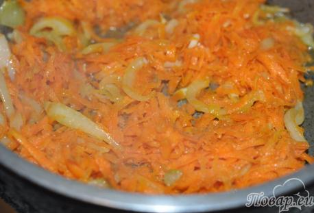 Тушение моркови и лука для рыбы жареной с овощами
