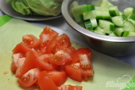Салат из огурцов и помидоров: подготовка огурцов и помидоров