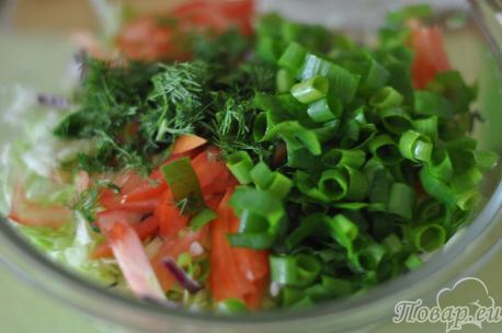 Помидоры, огурцы и зелень для салата из овощей с оливковым маслом