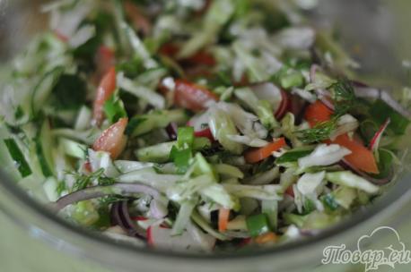 Готовый салат из овощей с оливковым маслом
