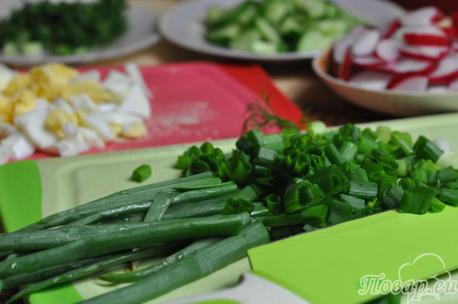 Салат из редиса с яйцом: подготовка ингредиентов