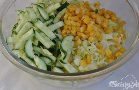 Салат из свежей капусты с огурцом: огурцы, кукуруза