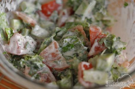 Готовый салат овощной со сметаной