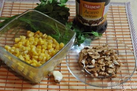 Салат с кукурузой и грецкими орехами: продукты