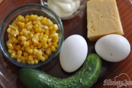 ингредиенты для салата с кукурузой и свежим огурцом