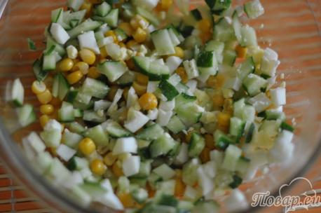 Приготовление салата с кукурузой и свежим огурцом