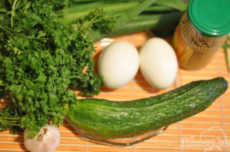 ингредиенты для приготовления салата с зелёным луком и яйцом