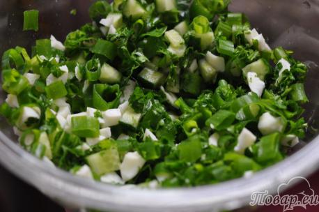 Подготовленные ингредиенты для салата с зелёным луком и яйцом