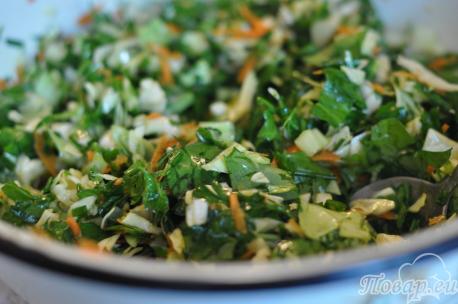Салат витаминный из капусты: подготовленные овощи и зелень