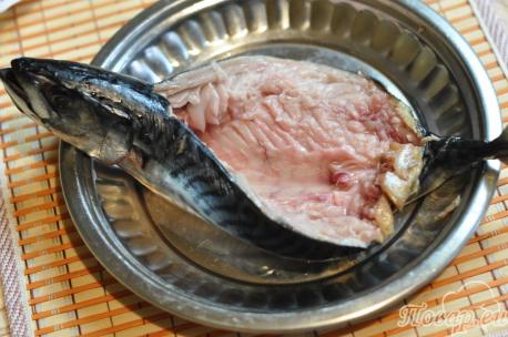 Скумбрия с овощами в духовке: выпотрошенная рыба