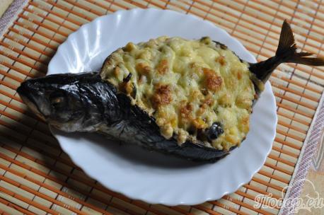 Скумбрия с овощами в духовке: готовая рыба