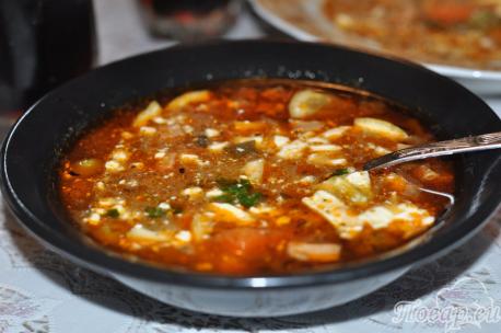 Солянка с колбасой: готовый суп