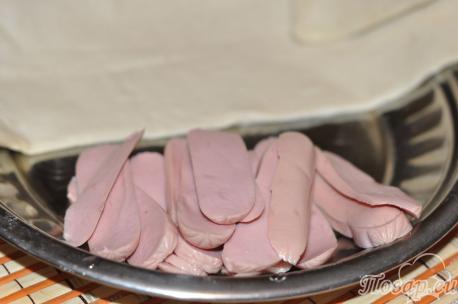 Сосиски в слоёном тесте в духовке: подготовка сосисок