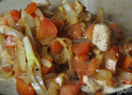 Спагетти с курицей и овощами: овощи и мясо в соусе