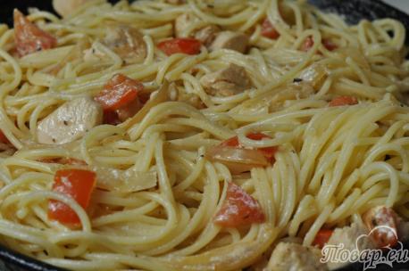 Спагетти с курицей и овощами: готовое блюдо