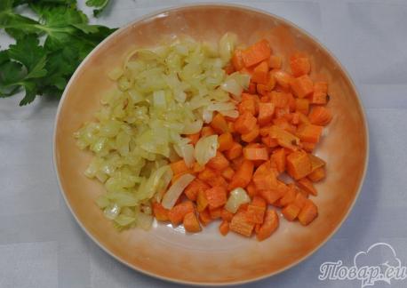 Суп рисовый на курином бульоне: овощи обжаренные