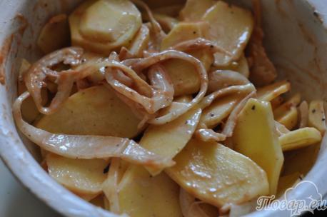 Картофель с луком для свинины на шпажках