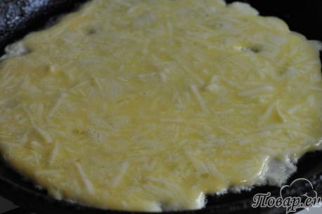 Сырный омлет с ветчиной: на сковороде