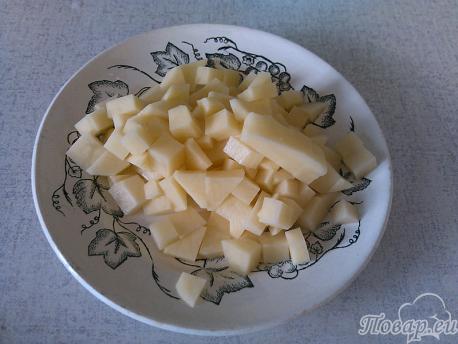 Сырный суп с шампиньонами – мелко нарезаем картофель