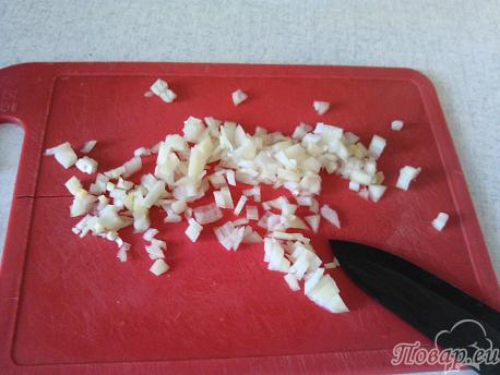 Сырный суп с шампиньонами – мелко нарезаем лук