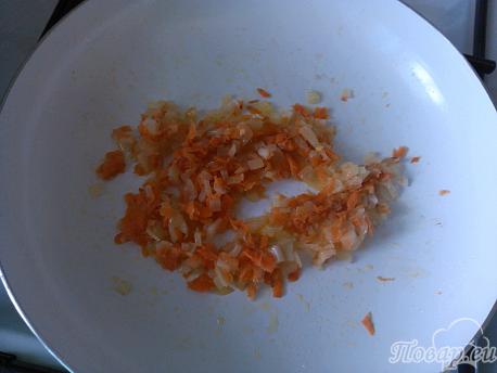 Сырный суп с шампиньонами – пассеруем лук и морковь