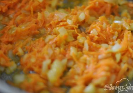 Тефтели с рисом в соусе: обжаренные овощи