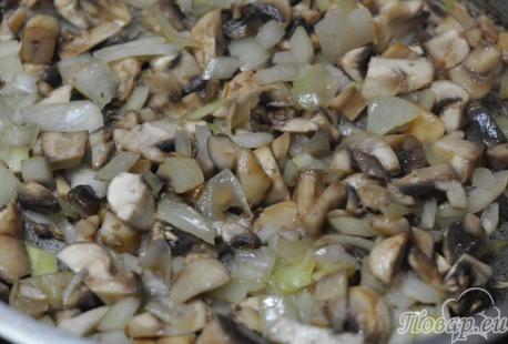 Томатный соус к рыбе: грибы с луком