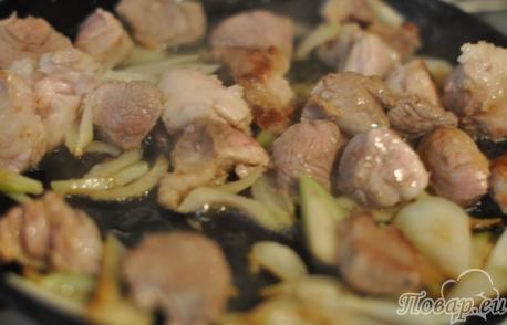 Тушёная капуста с мясом: обжаривание мяса