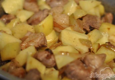 Тушёная капуста с мясом: обжаривание картофеля