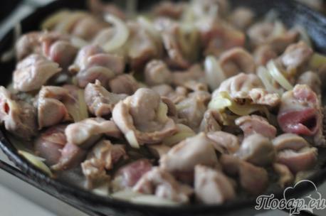 Желудки с луком для приготовления тушёной картошки с куриными желудками