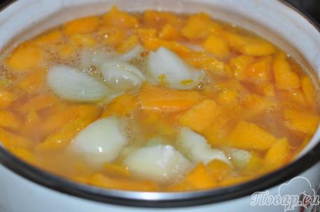 Тыквенный суп-пюре: овощи в бульоне