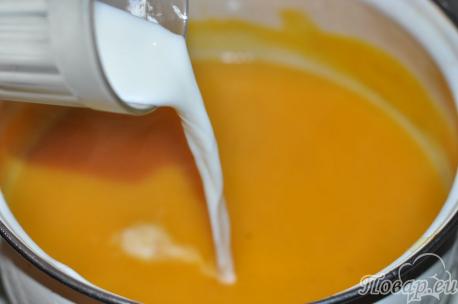 Тыквенный суп-пюре: добавление сливок