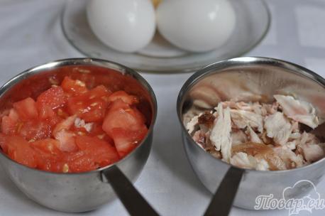 Яичница с помидорами и сыром: курица, помидоры