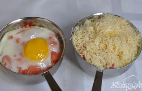 Яичница с помидорами и сыром: яйца, сыр