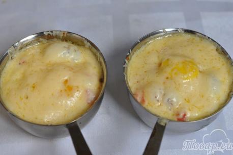 Яичница с помидорами и сыром: готовое блюдо