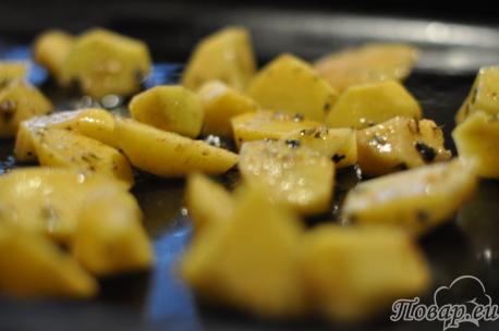 приготовление запечённого картофеля с пряностями на противне