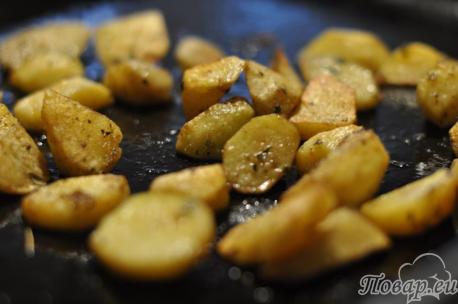 Готовый запечённый картофель с пряностями