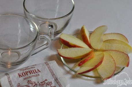 Зелёный чай с корицей: ломтики яблока