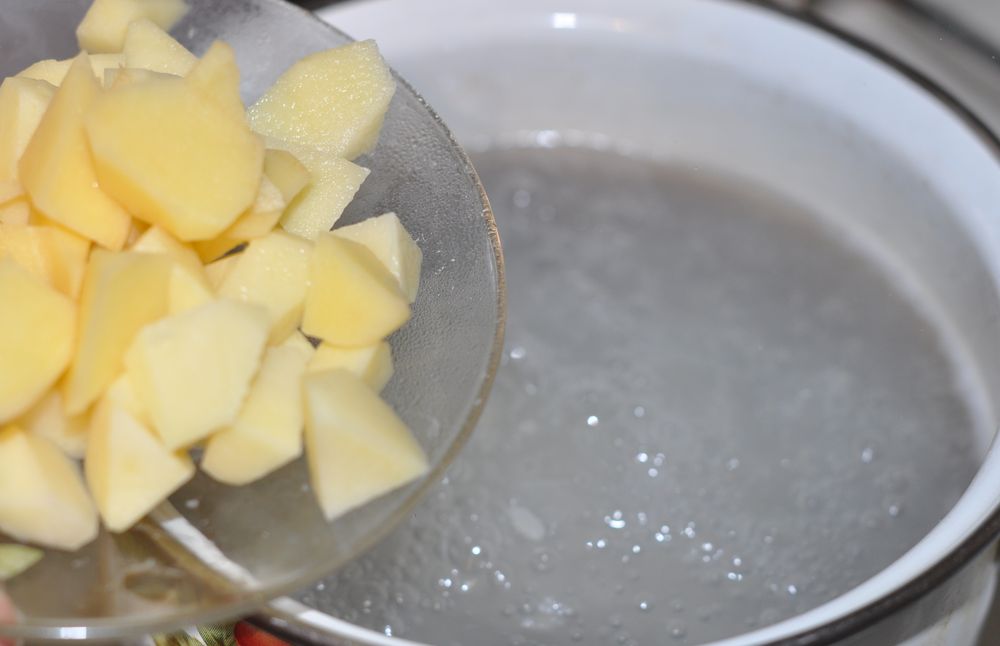 Картошку кидать в кипящую воду. Картофель в кипящей воде. Закладывание картофеля в бульон. Картофель закладываем в кипящую воду.