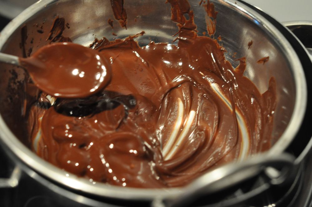Шоколад сметана. Шоколадная глазурь для мороженого. Глазурь из шоколада и сгущенного молока. Глазурь для торта из какао со сметаной. Глазурь из какао и молока.